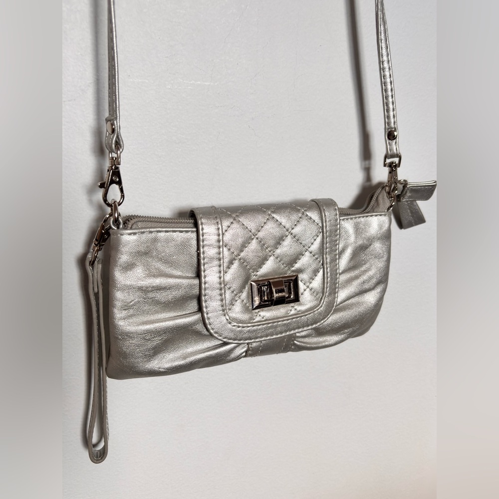 🦋2/25$ Wristlet or crossbody silver Lula bag